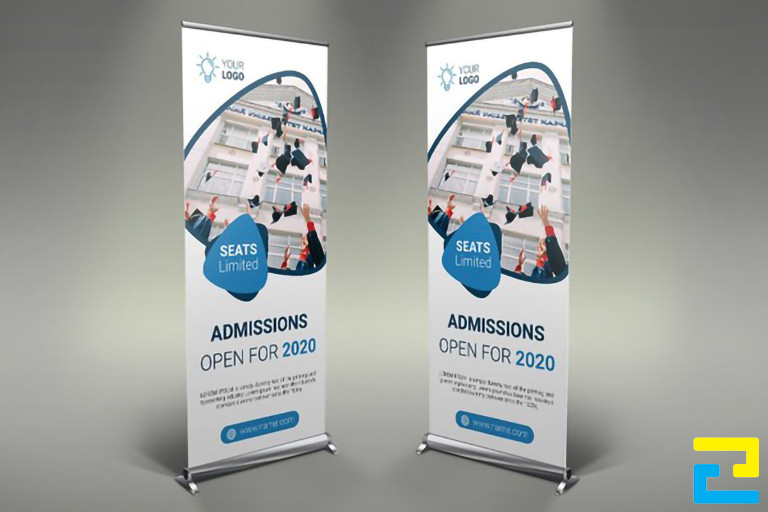 Mẫu 12: Standee tuyển sinh được thiết kế đơn giản, có tông màu trắng đẹp mắt, kết hợp với hình ảnh minh họa sinh viên tốt nghiệp