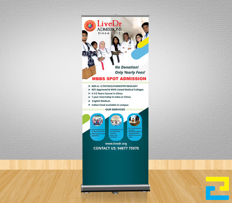 Mẫu 13: Standee có thông điệp tuyển sinh được thiết kế với bố cục hợp lý, có kiểu chữ đơn giản, standee có tông màu xanh - trắng đẹp mắt