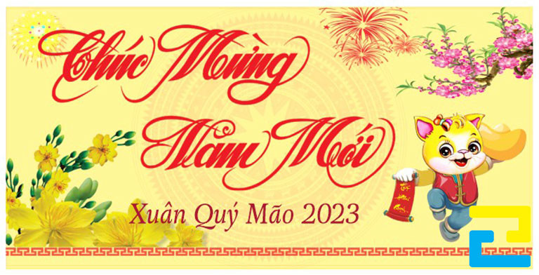 Mẫu 36: Băng rôn có kiểu chữ đơn giản - nghệ thuật, được tô màu đỏ nổi bật, bandroll có tông màu vàng, có những hình ảnh hoa mai, hoa đào,... đẹp mắt