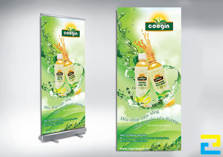 Mẫu 2: Standee nước giải khát được thiết kế với tông màu xanh lá cây tươi mát, có kiểu chữ đơn giản, hình ảnh chai nước được thiết kế đẹp mắt