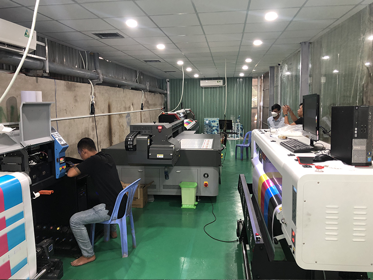 Bên trong xưởng in của Công Ty In Ấn Quảng Cáo 2H được trang bị đầy đủ các loại máy in băng rôn ngày Nhà Giáo Việt Nam hiện đại