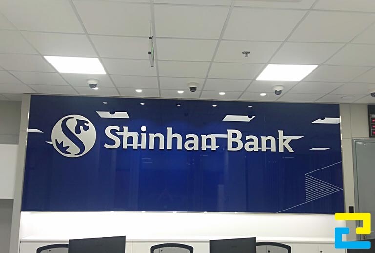 Mẫu 10: Phông nền Ngân hàng Shinhan có tông màu xanh dương chủ đạo, có kiểu chữ đơn giản
