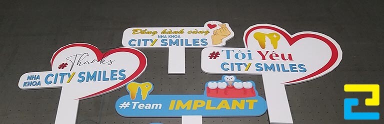 Xưởng In Ấn Quảng Cáo 2H sử dụng chất liệu giấy PP có cán Format, đồng thời sử dụng mực dầu để sản xuất bảng hashtag cho Nha Khoa City Smiles