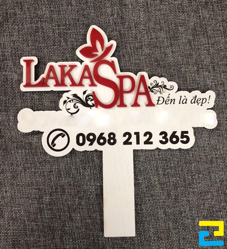 In hashtag cầm tay quảng bá thương hiệu cho cửa hàng Laka Spa