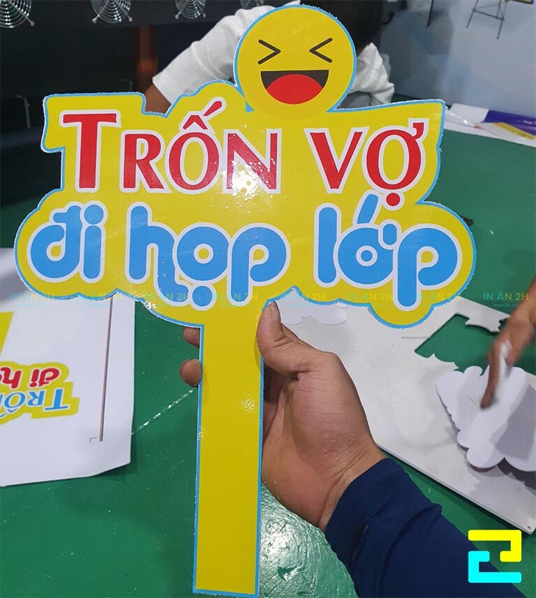 In hashtag cầm tay họp lớp