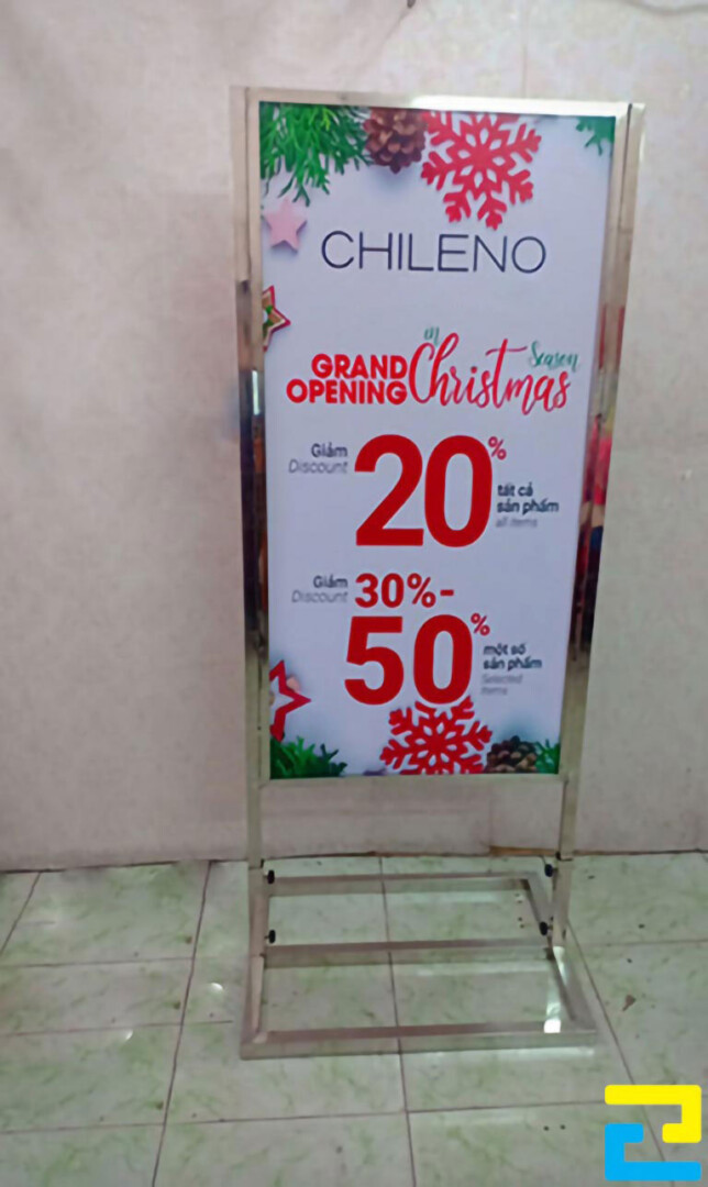 In standee tưng bừng khai trương vào dịp Giáng Sinh cho shop Chileno