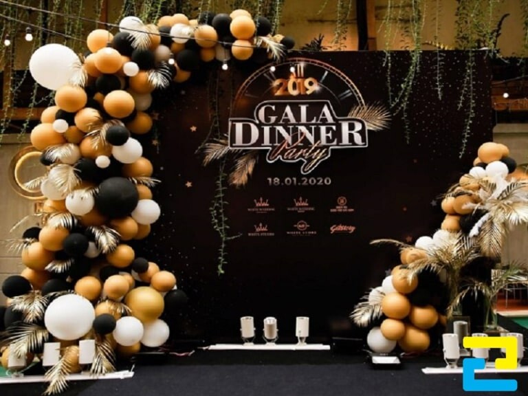 Mẫu 20: Mẫu Backdrop party Gala Dinner với tông đen huyền bí kết hợp thiết kế chữ nghệ thuật độc đáo