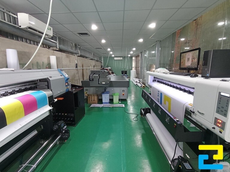 Bên trong xưởng in của Công Ty In Ấn Quảng Cáo 2H được trang bị đầy đủ các loại máy in băng rôn 2/9 khổ lớn hiện đại