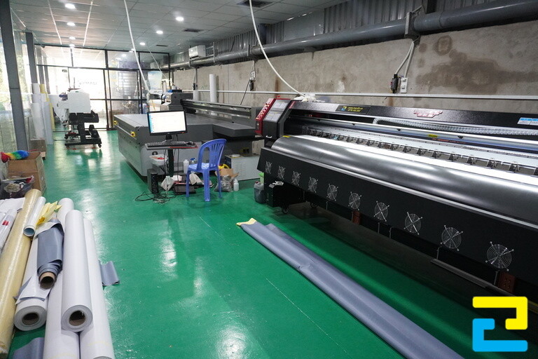 Bên trong xưởng in của Công Ty In Ấn Quảng Cáo 2H được trang bị đầy đủ các loại máy in đề can trang trí khổ lớn, hiện đại