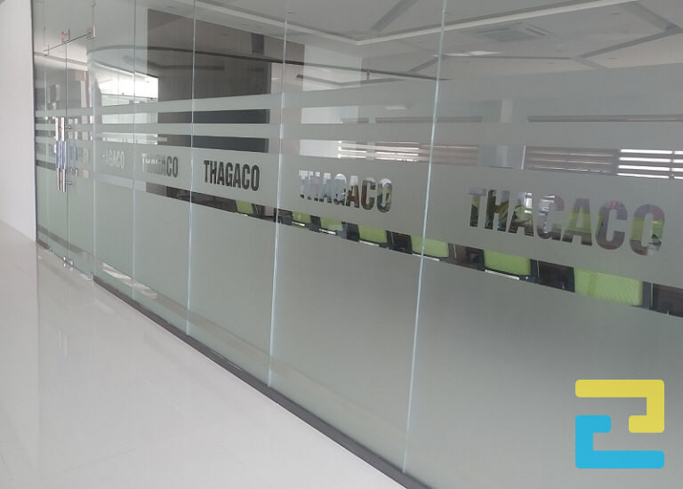 Decal Mờ Dán Cửa Kính Tạo Sự Kín đáo Và Sang Trọng Cho Không Gian.