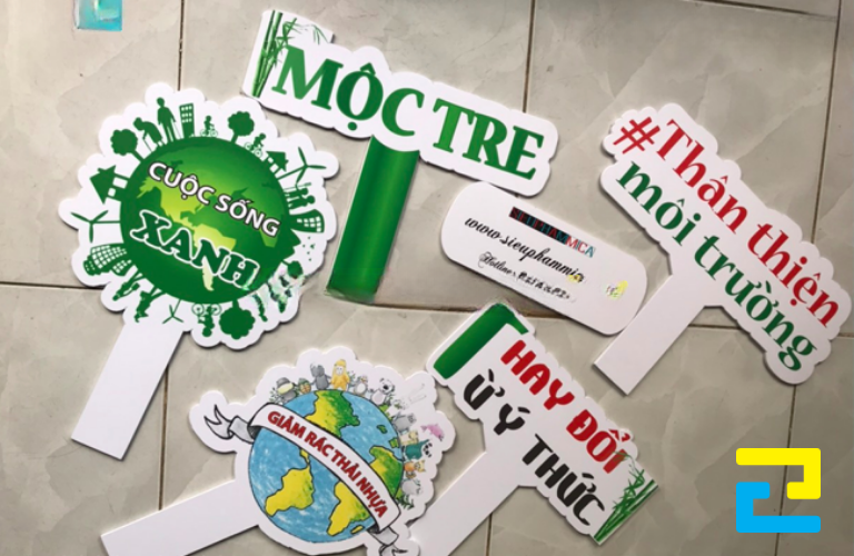 Hình 6: Bảng cầm tay hashtag bảo vệ môi trường