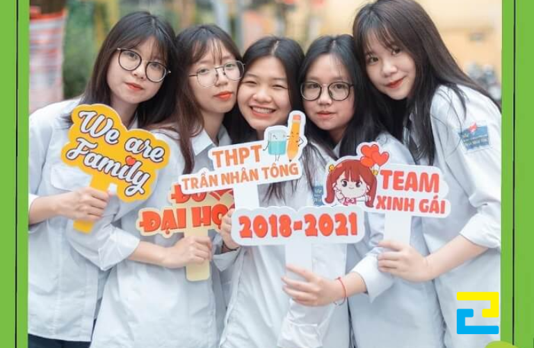 Hình 1: Học sinh cầm hashtag cầm tay chụp ảnh kỷ yếu