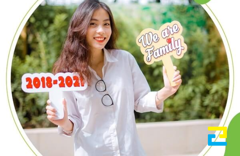 Hình 8: Hashtag cầm tay kỷ yếu