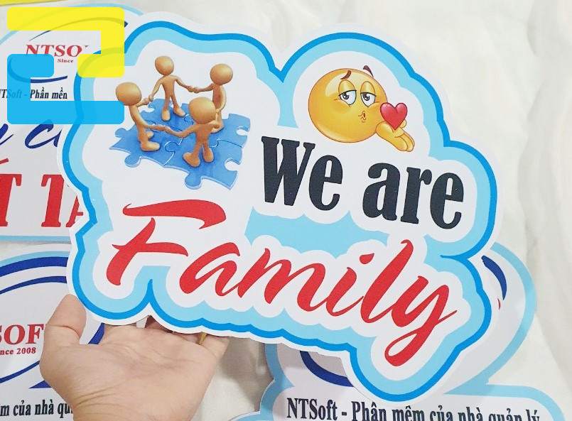 Mẫu Hashtag We Are Family đơn Giản, Nhẹ Hàng.