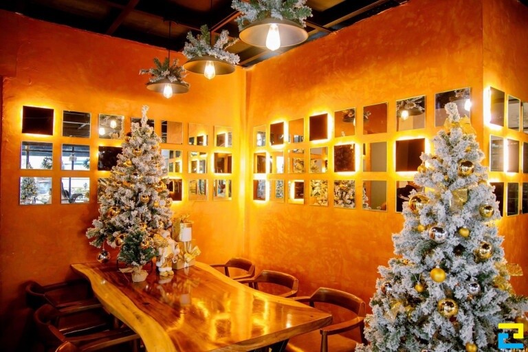 Decor noel quán cafe với dây đèn nhiều màu lung linh
