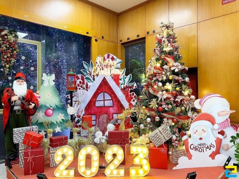 Trang trí noel cho quán cafe với điểm check in thu hút