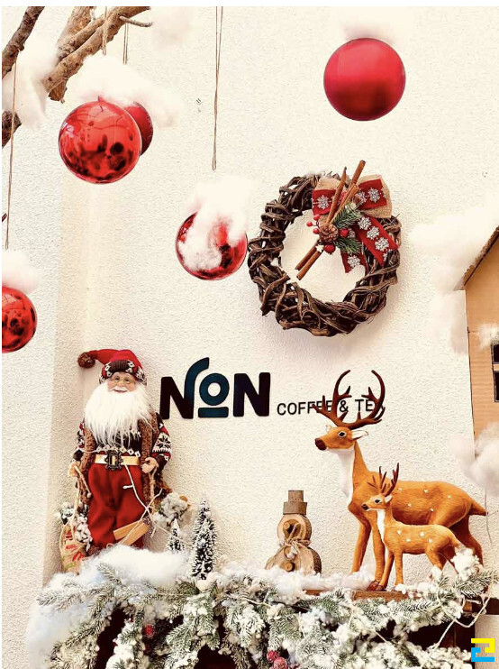 Trang trí quán cafe đơn giản với Cây thông noel, hoa lá khô