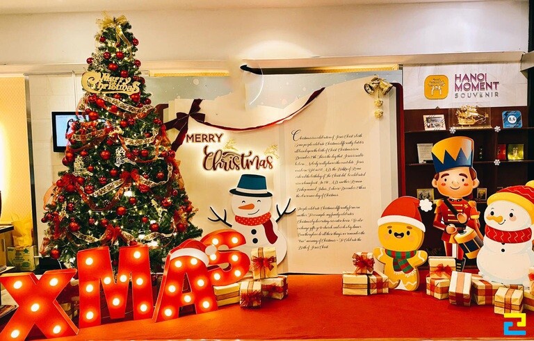 Trang trí cửa hàng lưu niệm với tiểu cảnh mang đậm không khí Noel. Cần lựa chọn những tiểu cảnh dễ thương, không cần nhiều nhưng sắp xếp hợp lý