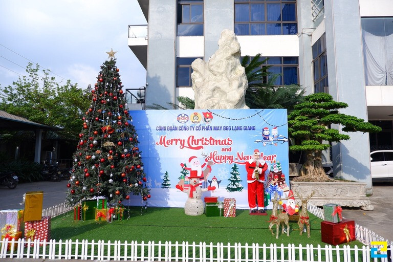 Trang trí Noel với tiểu cảnh ông già Noel, người tuyết cùng backdrop in thông điệp sự kiện đằng sau