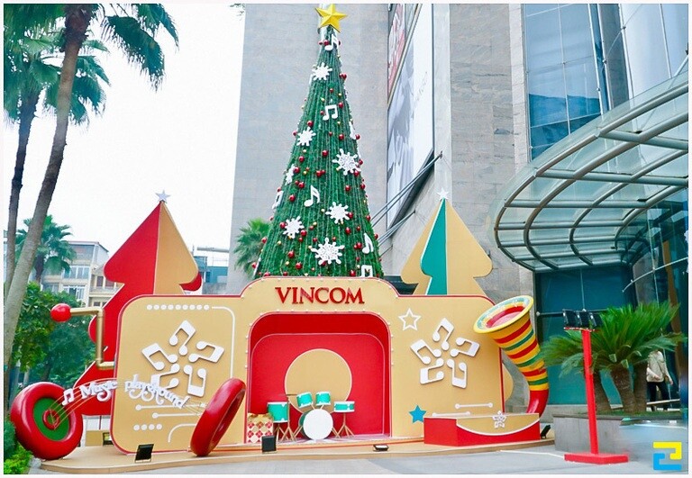 Tiểu cảnh trang trí trước trung tâm thương mại, là nơi check-in và thu hút sự chú ý của khách qua đường