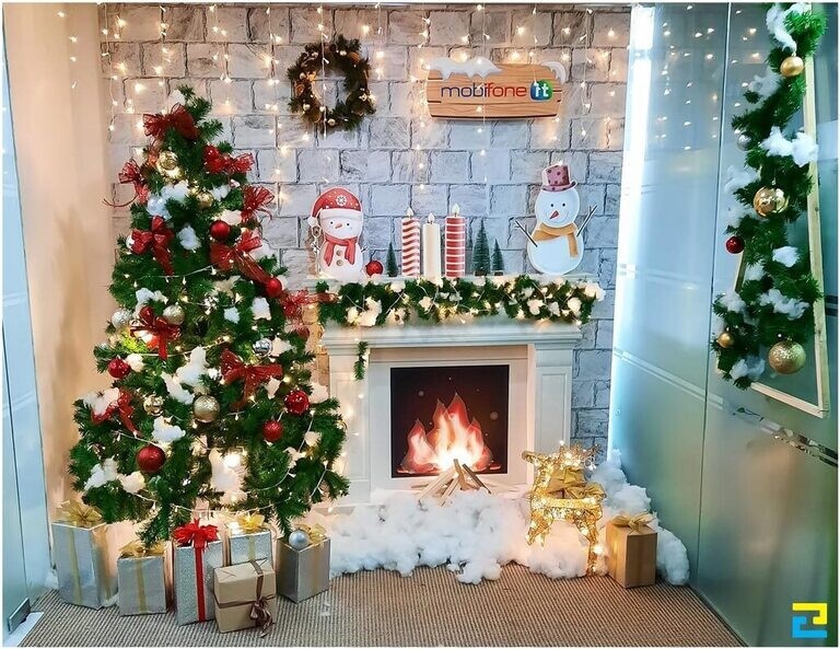 Trang trí văn phòng ấm cúng cùng tiểu cảnh giáng sinh tuyết, cây thông và hình in đẹp