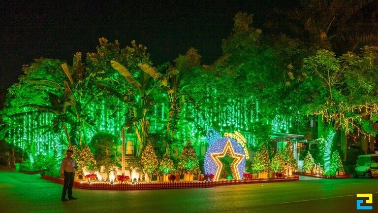 Trang trí nhà hàng không gian ngoài trời mang đậm không khí Noel cùng những tiểu cảnh và dây đèn lấp lánh