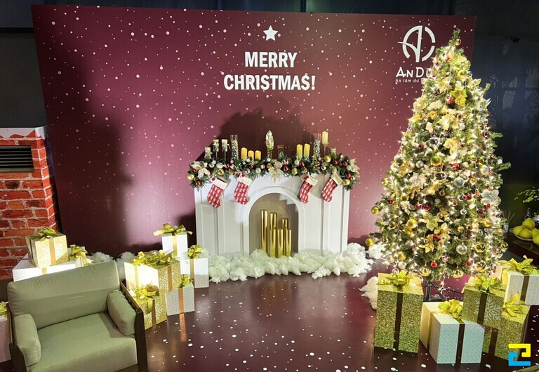 Tiểu cảnh trang trí giáng sinh dễ thương trước thềm cửa vào văn phòng
