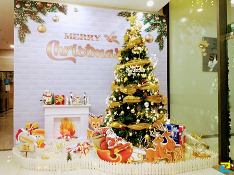 Tiểu cảnh trang trí Noel dễ thương trước thềm cửa vào văn phòng