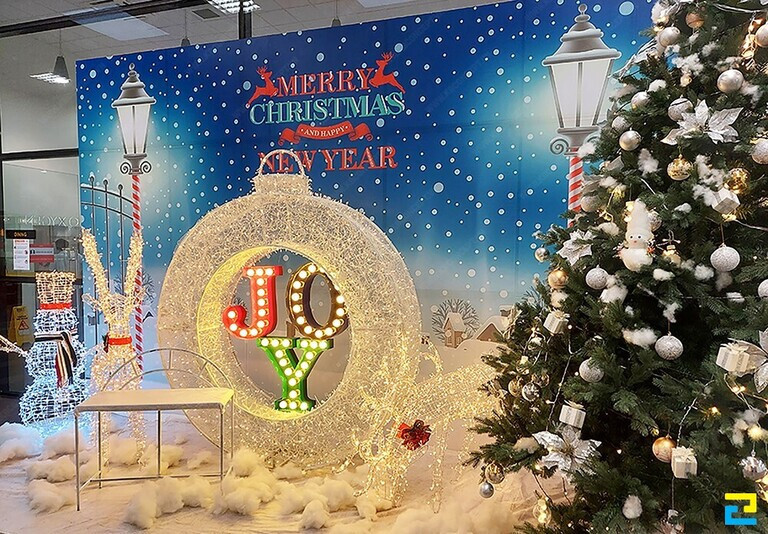 Tiểu cảnh rực rỡ, cuốn hút gồm cây thông, quả chuông lấp lánh dùng trước backdrop mang đậm chất Giáng sinh