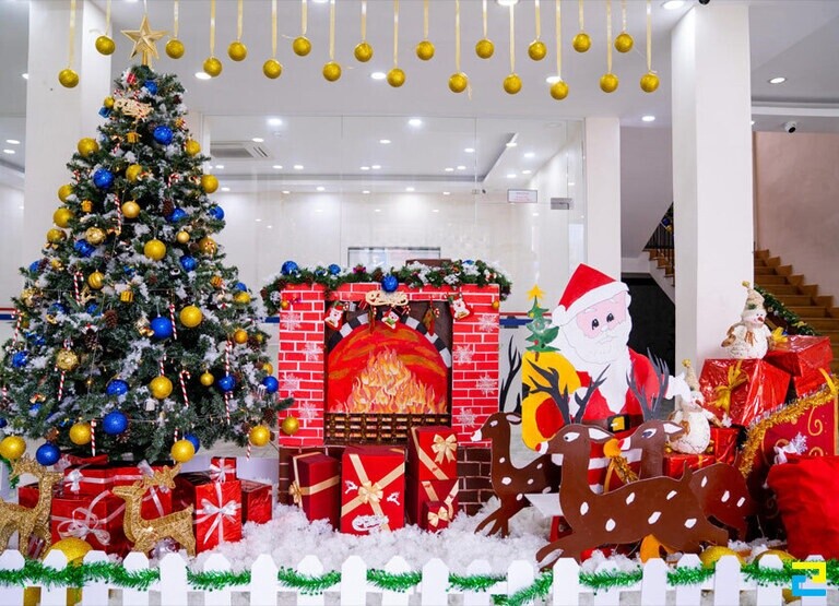 Cây thông Noel cùng khung nền ông già Noel, bếp lửa in siêu nét tạo không gian ấm cúng