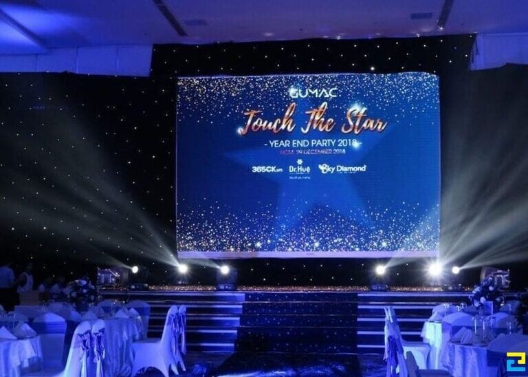 Trang trí sân khấu tất niên với đèn Neon rực rỡ, lôi cuốn