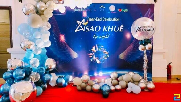 Trang trí sân khấu tiệc tất niên với backdrop