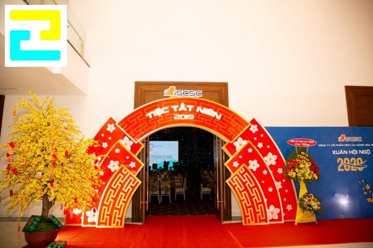 Mẫu trang trí cổng vào cho tiệc tất niên