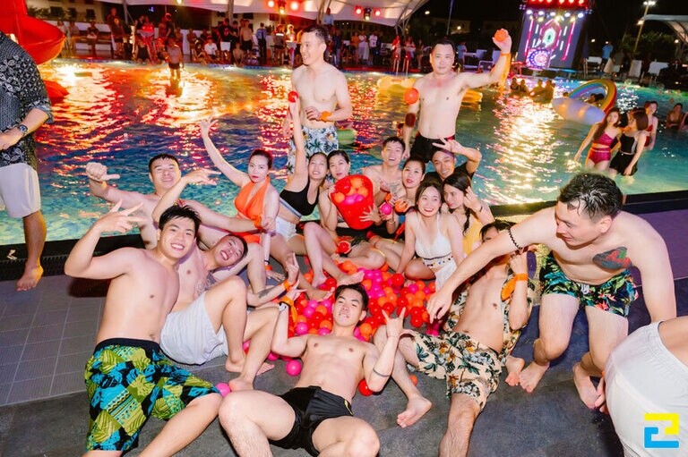 Tổ chức year end party theo phong cách Pool Party