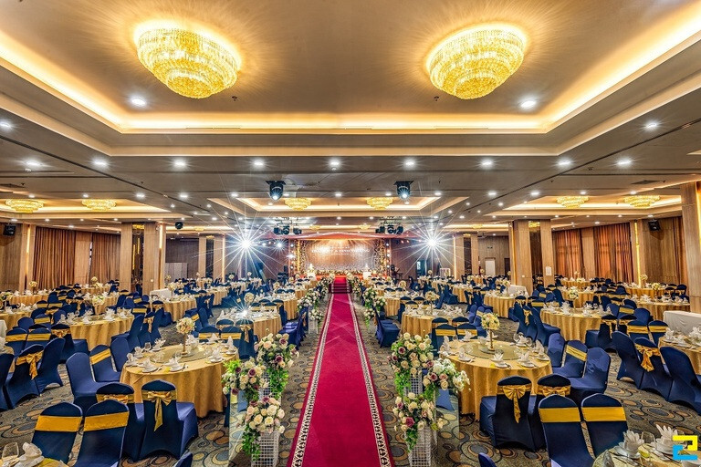 Quy mô hào nhoáng của sân khấu tất niên cuối năm với lượng khách lớn