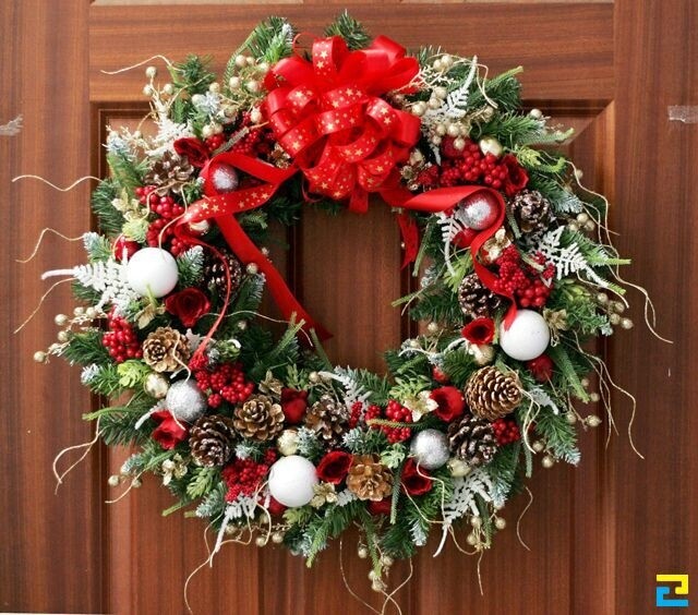 Trang trí không gian ngoài trời dịp noel với vòng nguyệt quế, vòng hoa