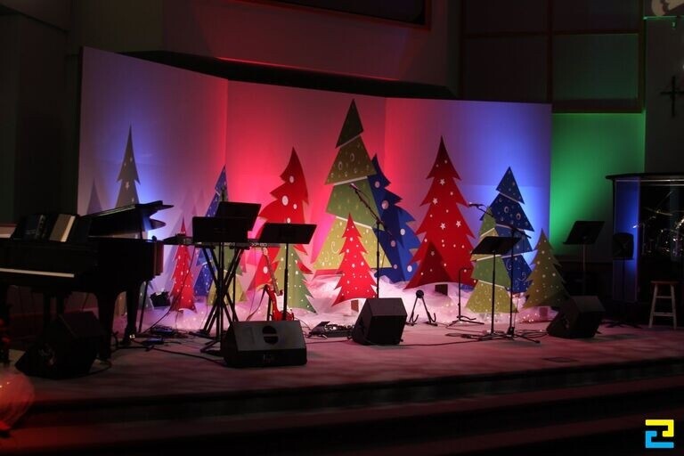 Sân khấu Noel với rừng thông và những hộp quà