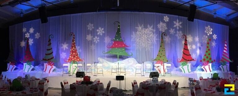 Sân khấu Noel với rừng thông và những hộp quà