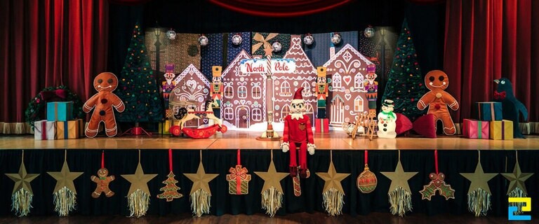 Sân khấu Noel với rừng thông và những hộp quà