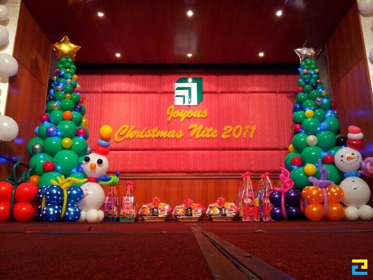 Trang trí sân khấu giáng sinh bằng bóng bay