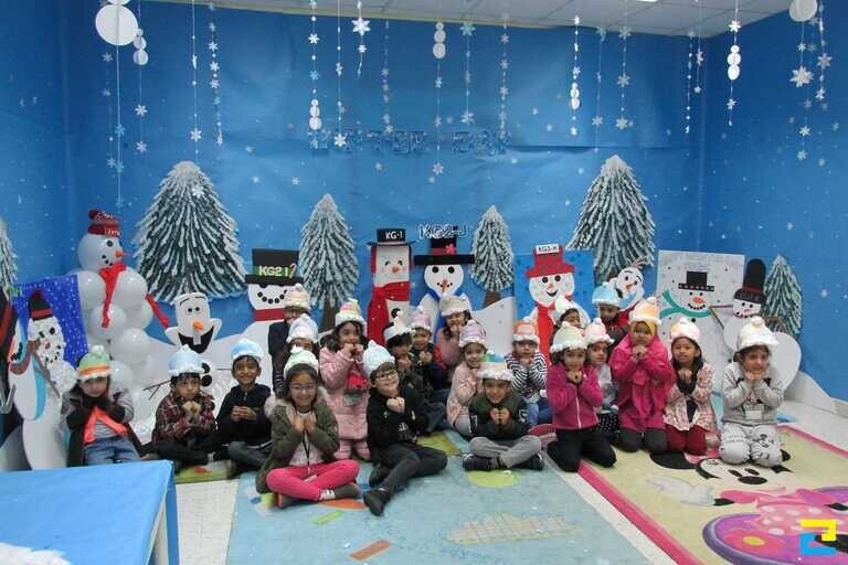 Trang trí sân khấu với người tuyết và tuần lộc