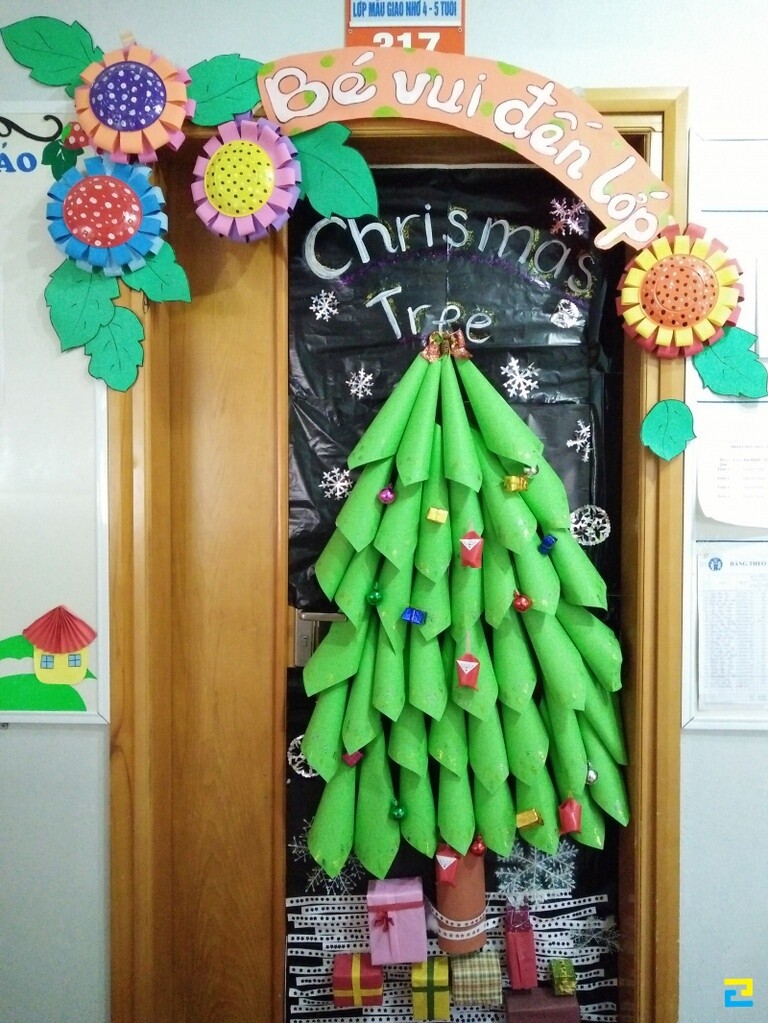 Trang trí Noel cửa lớp học
