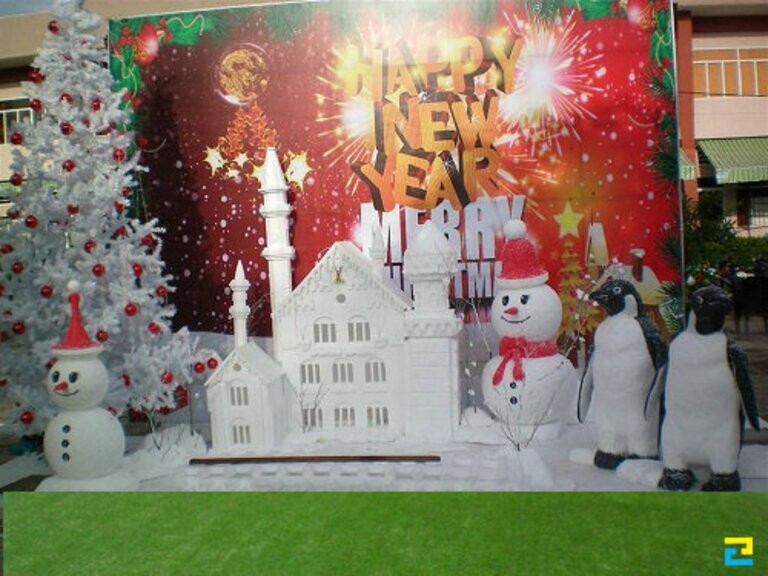 Trang trí Noel trường mầm non với cây thông, hàng rào tuyết trắng