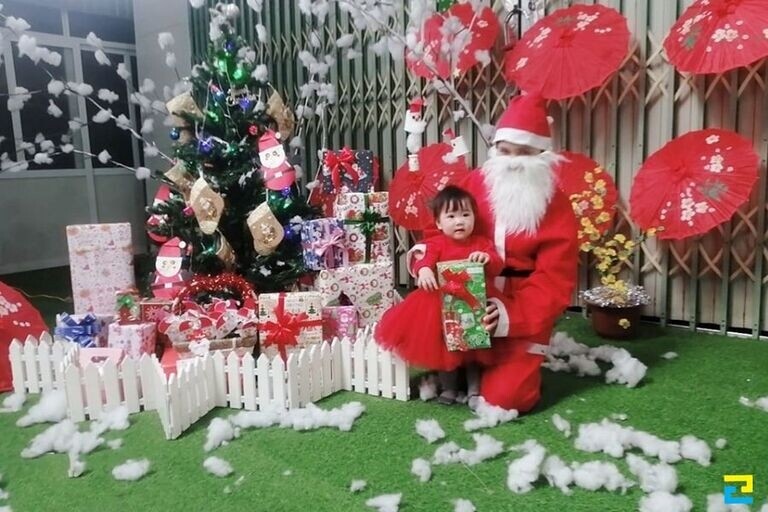 Trang trí Noel trường mầm non với cây thông, hàng rào tuyết trắng