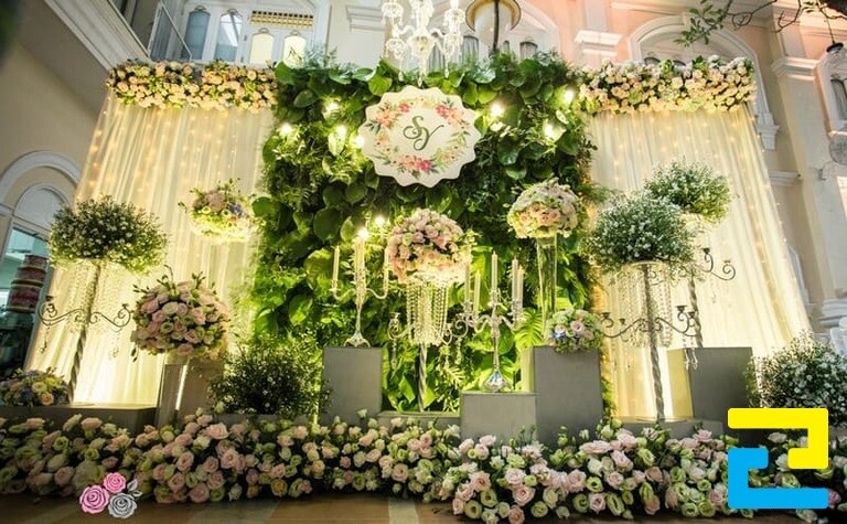 Trang trí đám cưới đơn giản với hoa tươi rạng rỡ
