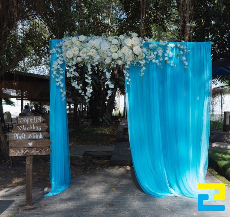 Trang trí tiệc cưới tại nhà đơn giản với chiếc cổng cưới rực rỡ