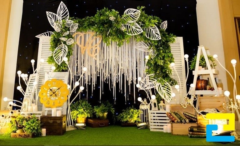 Trang trí tiệc cưới tại nhà đơn giản với cổng cưới hoành tráng