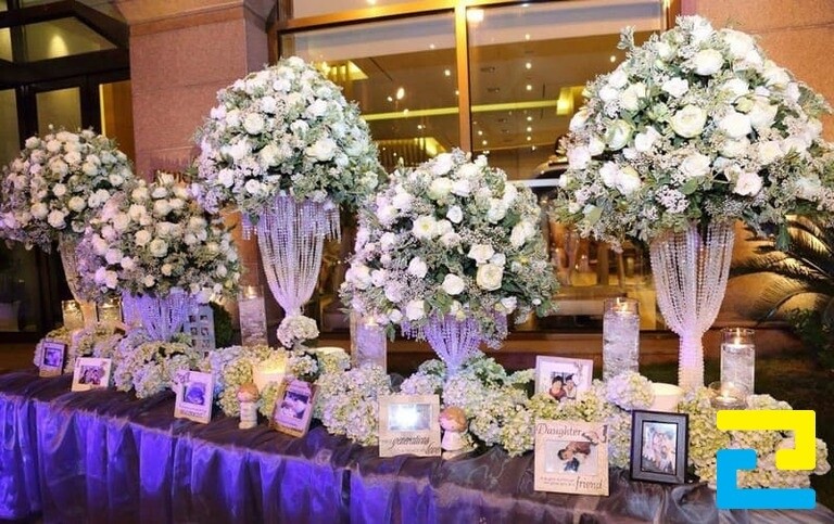 Bàn để ảnh cô râu, chú rể với hoa tươi rạng ngời