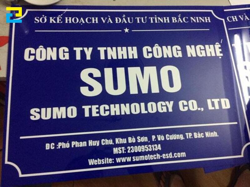 Bảng tên công ty mica phun sơn.