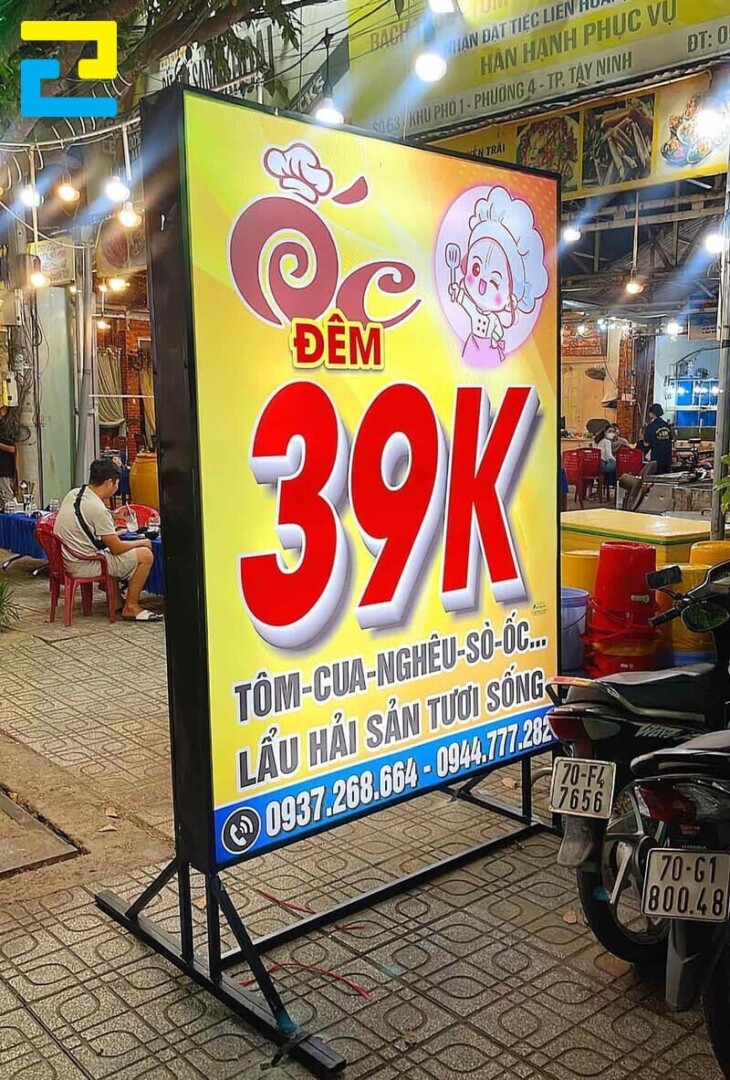 Làm bảng hiệu hộp đèn đứng bằng bạt Hiflex xuyên đèn